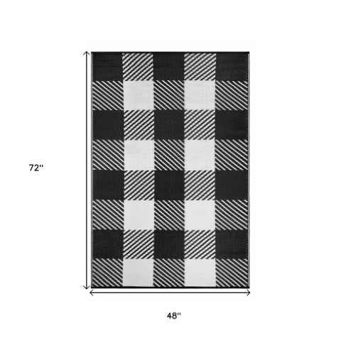 Homeroots 4' Black Geometric Area Rug - Stylish Indoor/Outdoor Braided Design With Stain Resistance & Uv Protection  Polypropylene 555610