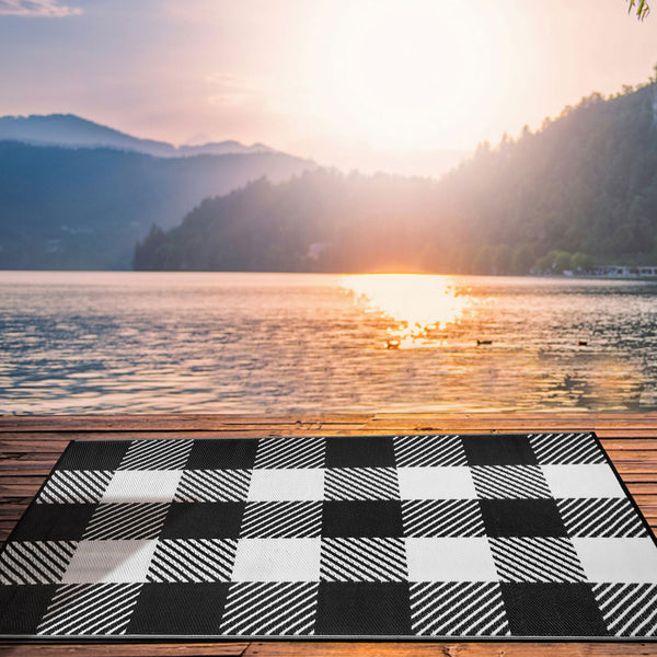 Homeroots 5' X 8' Black Geometric Indoor-outdoor Area Rug - Stylish, Stain-resistant Design For Modern Homes  Polypropylene 555611