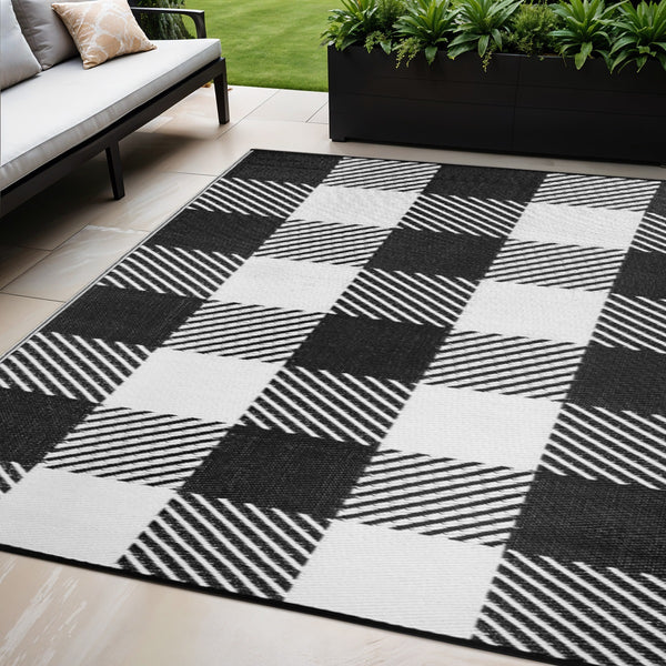 Homeroots 5' X 8' Black Geometric Indoor-outdoor Area Rug - Stylish, Stain-resistant Design For Modern Homes  Polypropylene 555611