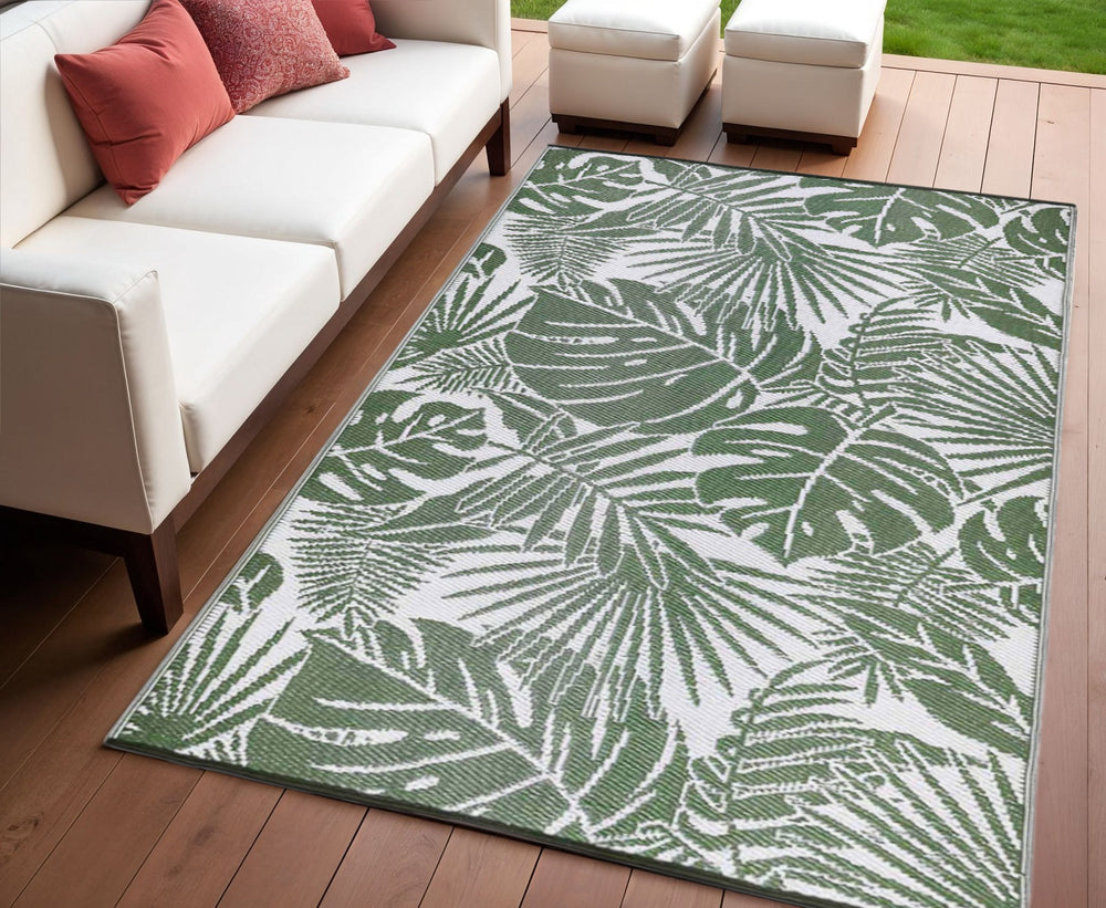 Homeroots 4' X 6' Green Floral Distressed Area Rug - Stain Resistant & Uv Protected For Kid-friendly Spaces!  Polypropylene 555615