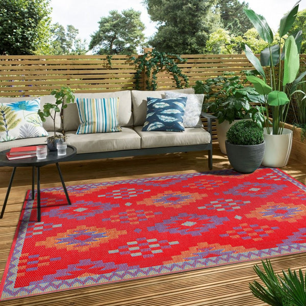 Homeroots 4' X 6' Red Geometric Indoor Outdoor Area Rug - Stain Resistant, Uv Protected, Stylish & Durable Design  Polypropylene 555628