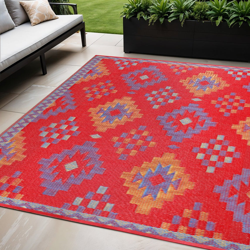 Homeroots 5' X 8' Red Geometric Area Rug - Stylish, Stain-resistant, Uv-protected For Indoor & Outdoor Use  Polypropylene 555629