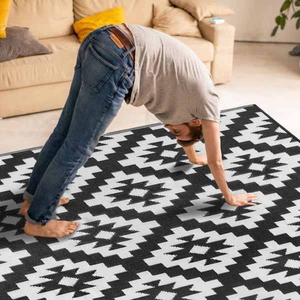 Homeroots 4' Black Geometric Area Rug - Stylish Indoor/Outdoor Braided Design With Stain Resistance & Uv Protection  Polypropylene 555631