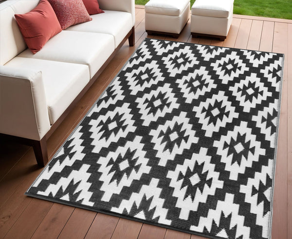 Homeroots 4' Black Geometric Area Rug - Stylish Indoor/Outdoor Braided Design With Stain Resistance & Uv Protection  Polypropylene 555631