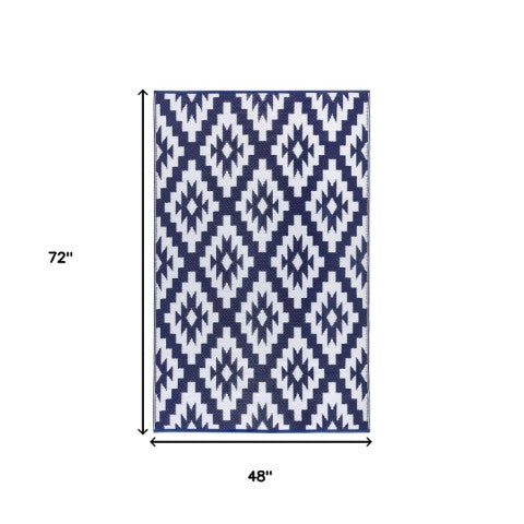 Homeroots 4' X 6' Blue Geometric Area Rug - Uv-protected, Stain-resistant, Stylish For Indoor & Outdoor Spaces  Polypropylene 555632