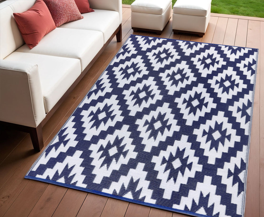 Homeroots 4' X 6' Blue Geometric Area Rug - Uv-protected, Stain-resistant, Stylish For Indoor & Outdoor Spaces  Polypropylene 555632