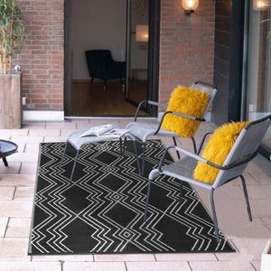 Homeroots 4' X 6' Black Geometric Area Rug - Stylish, Stain Resistant, Uv Protected, Perfect For Kids & Pets!  Polypropylene 555633