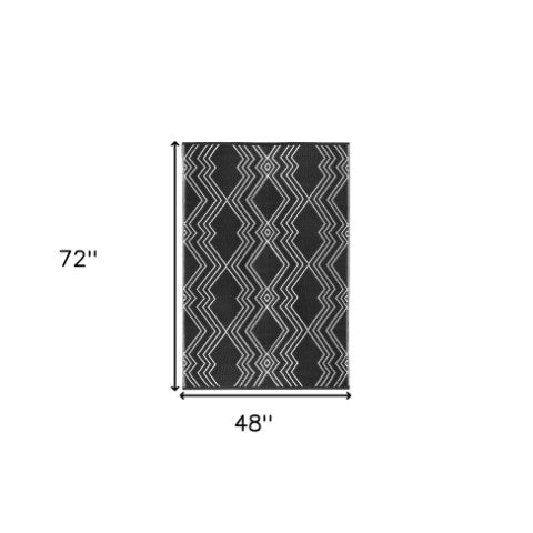 Homeroots 4' X 6' Black Geometric Area Rug - Stylish, Stain Resistant, Uv Protected, Perfect For Kids & Pets!  Polypropylene 555633