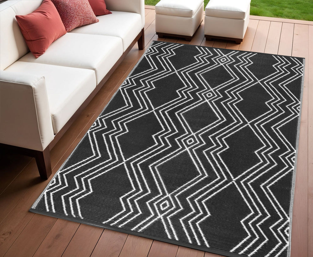 Homeroots 4' X 6' Black Geometric Area Rug - Stylish, Stain Resistant, Uv Protected, Perfect For Kids & Pets!  Polypropylene 555633