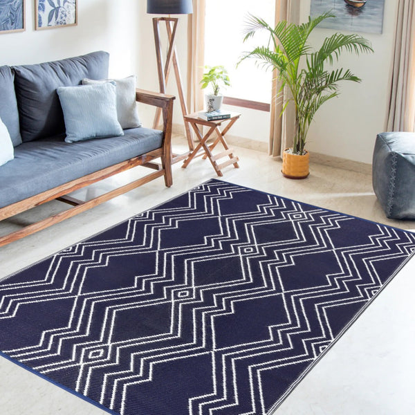 Homeroots 4' X 6' Blue Geometric Area Rug - Stain Resistant, Uv Protected, Perfect For Homes With Kids & Pets  Polypropylene 555634