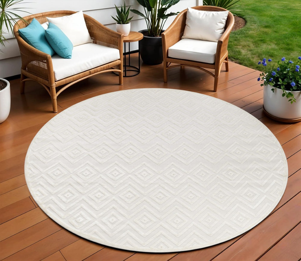 HomeRoots 10' Ivory and White Round Geometric Area Rug – Stylish, Durable, Easy-Clean for Indoor/Outdoor Use! 555945