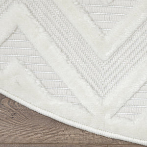 HomeRoots 10' Ivory and White Round Geometric Area Rug – Stylish, Durable, Easy-Clean for Indoor/Outdoor Use! 555945