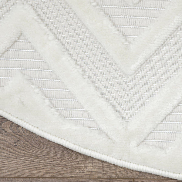 HomeRoots 10' Ivory and White Round Geometric Area Rug – Stylish, Durable, Easy-Clean for Indoor/Outdoor Use! 555945