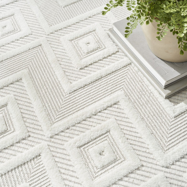 HomeRoots 10' Ivory and White Round Geometric Area Rug – Stylish, Durable, Easy-Clean for Indoor/Outdoor Use! 555945