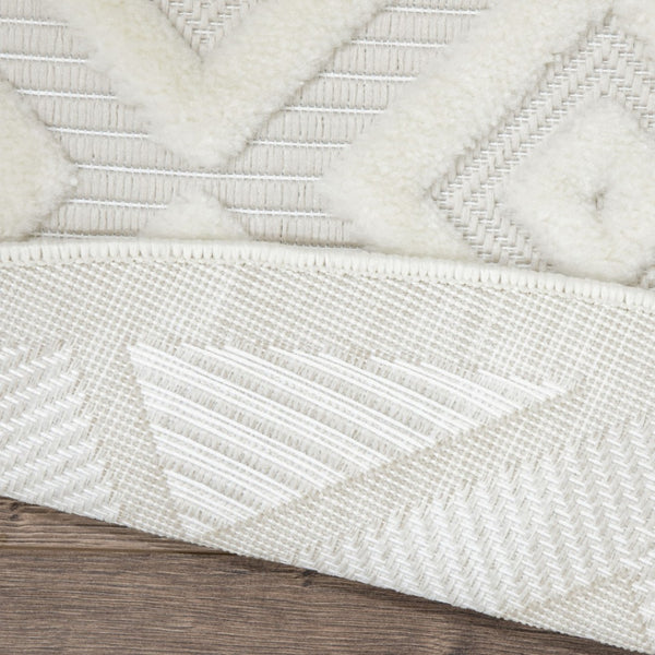 HomeRoots 10' Ivory and White Round Geometric Area Rug – Stylish, Durable, Easy-Clean for Indoor/Outdoor Use! 555945