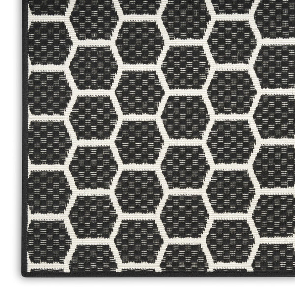 HomeRoots 9' X 12' Black and Ivory Geometric Rug – Versatile Indoor/Outdoor Flatwoven Design for Modern Spaces 556311