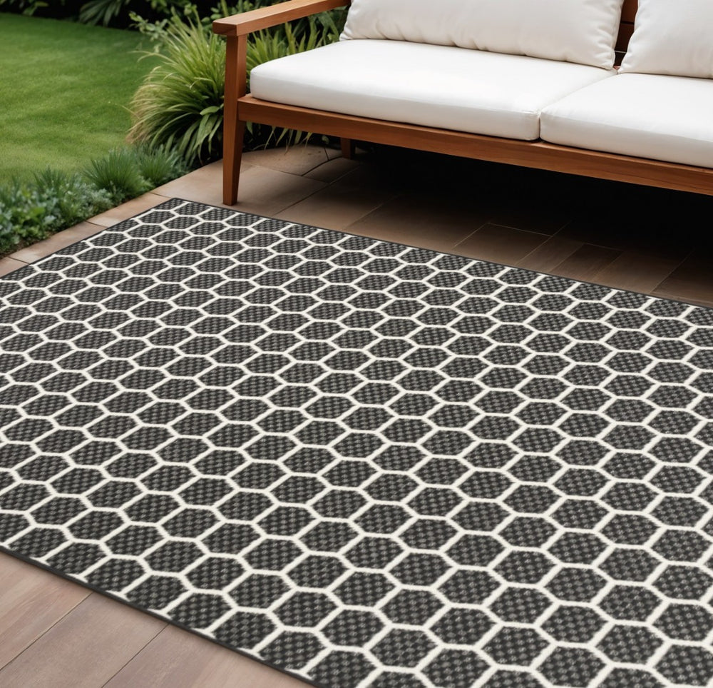 HomeRoots 9' X 12' Black and Ivory Geometric Rug – Versatile Indoor/Outdoor Flatwoven Design for Modern Spaces 556311