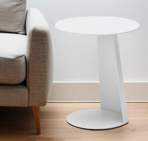 Homeroots 16" Elegant White Aluminum Rounded Outdoor Side Table - Perfect For Summer Gatherings & Relaxation!   556544