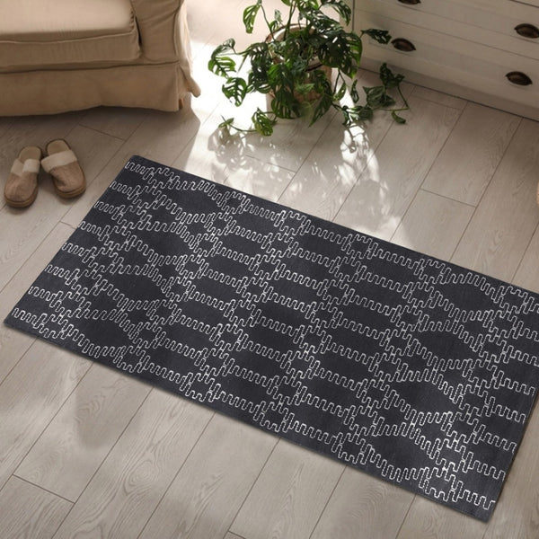 Homeroots 3' Gray Geometric Handmade Area Rug - Stylish 3x5 Indoor/Outdoor Design, Stain Resistant & Unique!  Polyester 557182