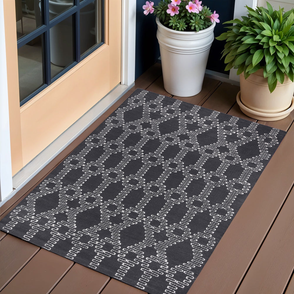 Homeroots 3' Gray Geometric Handmade Area Rug - Stylish 3x5 Indoor/Outdoor Design, Stain Resistant & Unique!  Polyester 557182