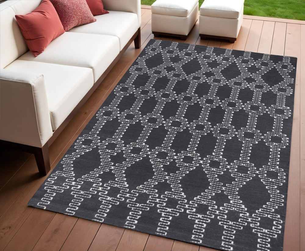 HomeRoots 4' Gray Geometric Handmade Area Rug - Durable, Stain-Resistant Design Perfect for Home & Outdoor Spaces 557183