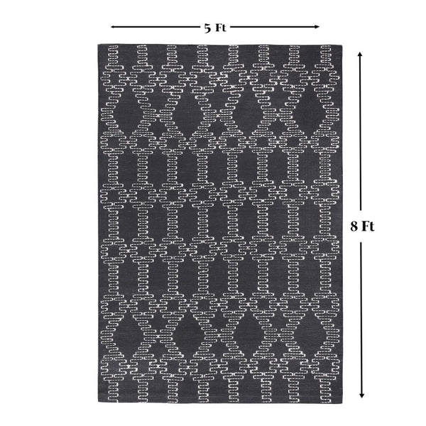 Homeroots 5' Stylish Gray Geometric Handmade Area Rug For Indoor & Outdoor Spaces - Stain Resistant & Unique  Polyester 557184