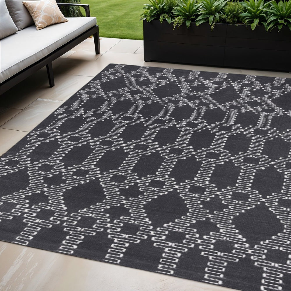 HomeRoots 5' Gray Geometric Handmade Area Rug - Durable, Stain-Resistant, Ideal for Indoor & Outdoor Spaces 557184