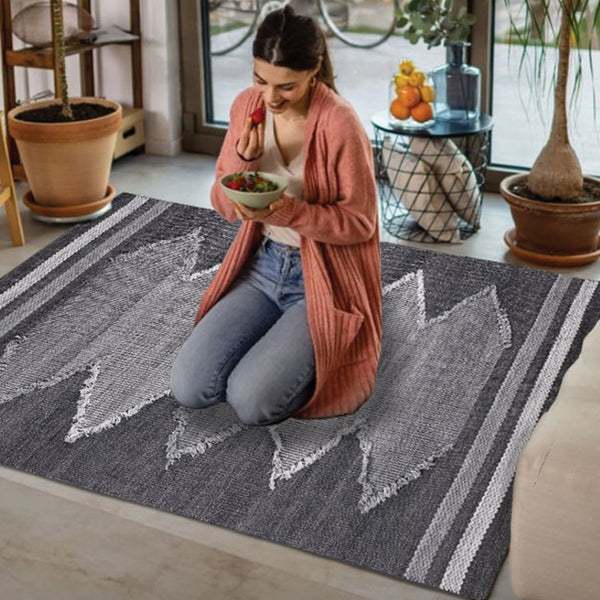 Homeroots 4' X 6' Gray Geometric Handmade Area Rug – Stylish, Stain-resistant Design For Indoor & Outdoor Spaces  Polyester 557187