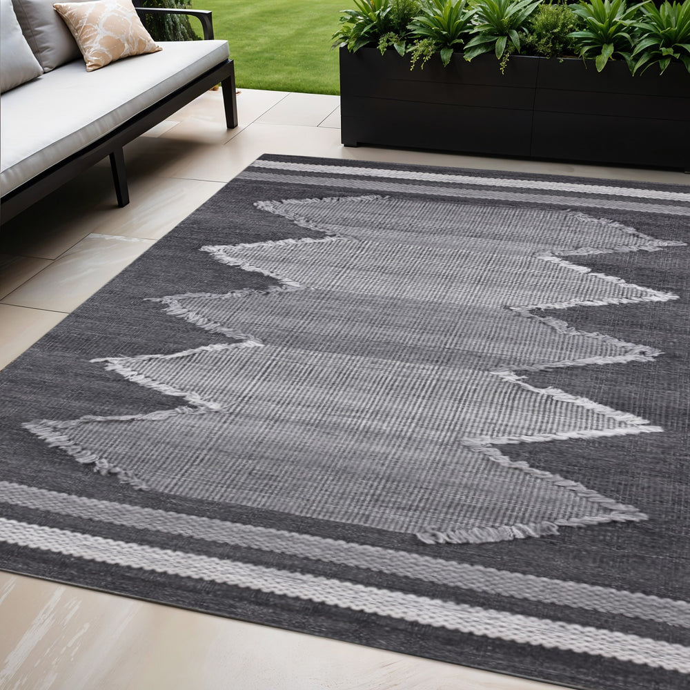 Homeroots 5' Stylish Gray Geometric Handmade Area Rug For Indoor & Outdoor Spaces - Stain Resistant & Unique  Polyester 557188