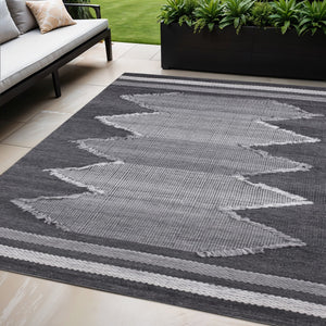 Homeroots 5' Stylish Gray Geometric Handmade Area Rug For Indoor & Outdoor Spaces - Stain Resistant & Unique  Polyester 557188