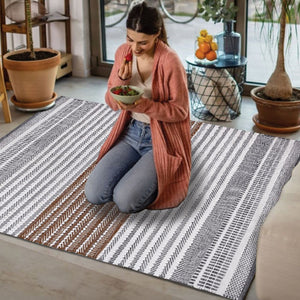 Homeroots 4' X 6' Geometric Hand Woven Area Rug - Stylish, Stain Resistant, Unique Design For Indoor & Outdoor Use  Polyester 557191