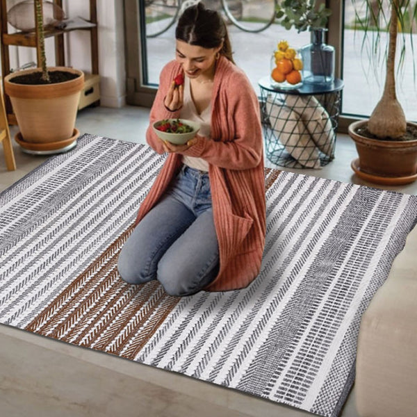 Homeroots 4' X 6' Geometric Hand Woven Area Rug - Stylish, Stain Resistant, Unique Design For Indoor & Outdoor Use  Polyester 557191