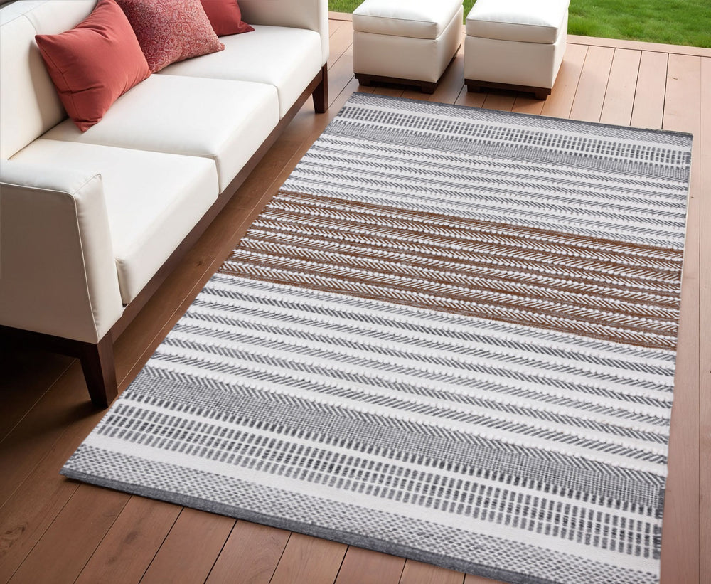 Homeroots 4' X 6' Geometric Hand Woven Area Rug - Stylish, Stain Resistant, Unique Design For Indoor & Outdoor Use  Polyester 557191