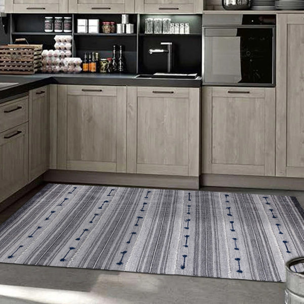 Homeroots 5' Blue Patchwork Handmade Area Rug – Stylish, Stain Resistant, Unique Design For Indoor & Outdoor Use  Polyester 557204