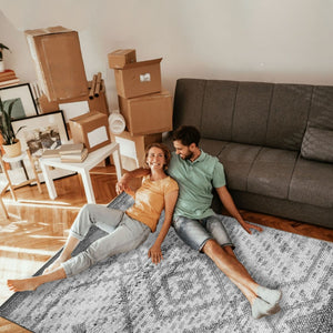 Homeroots 4' Gray Geometric Handmade Area Rug - Stylish, Stain-resistant, Perfect For Indoor And Outdoor Spaces  Polyester 557211