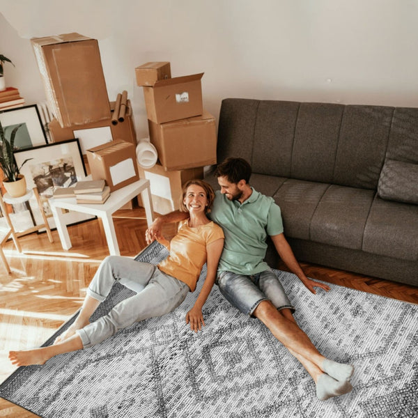 Homeroots 4' Gray Geometric Handmade Area Rug - Stylish, Stain-resistant, Perfect For Indoor And Outdoor Spaces  Polyester 557211