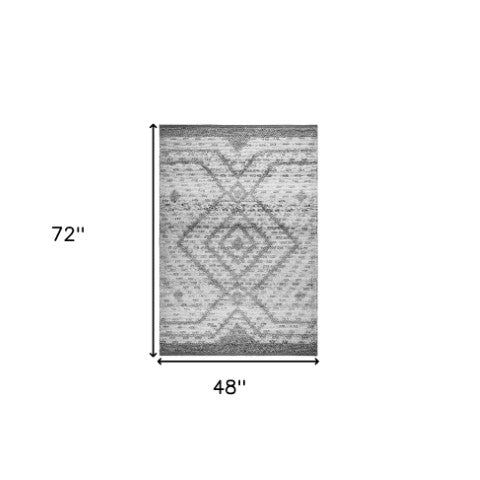 Homeroots 4' Gray Geometric Handmade Area Rug - Stylish, Stain-resistant, Perfect For Indoor And Outdoor Spaces  Polyester 557211