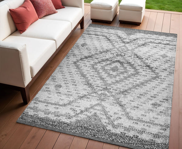 Homeroots 4' Gray Geometric Handmade Area Rug - Stylish, Stain-resistant, Perfect For Indoor And Outdoor Spaces  Polyester 557211