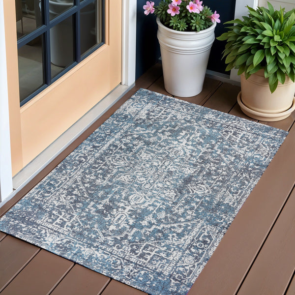 Homeroots 3' Gray Geometric Handmade Indoor-outdoor Area Rug - Stylish, Stain-resistant, Unique Artisan Craftsmanship  Polyester 557218