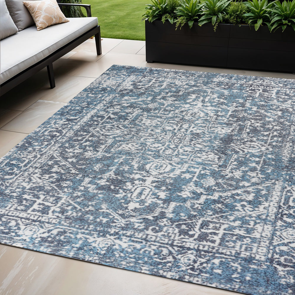Homeroots 5' Gray Geometric Handmade Area Rug - Stylish, Stain-resistant, Perfect For Indoor & Outdoor Spaces  Polyester 557220