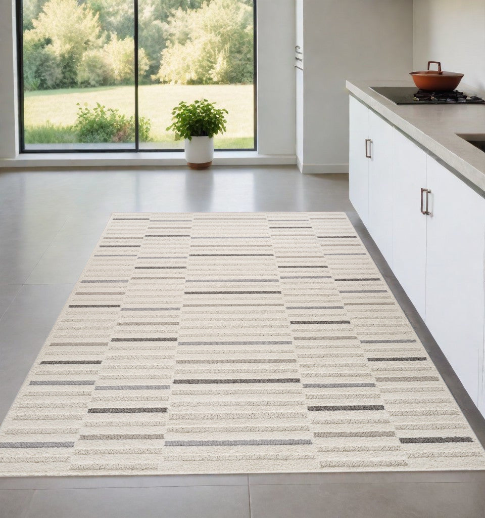 Homeroots 4' X 6' Gray And Cream Abstract Distressed Area Rug  Polypropylene 558464