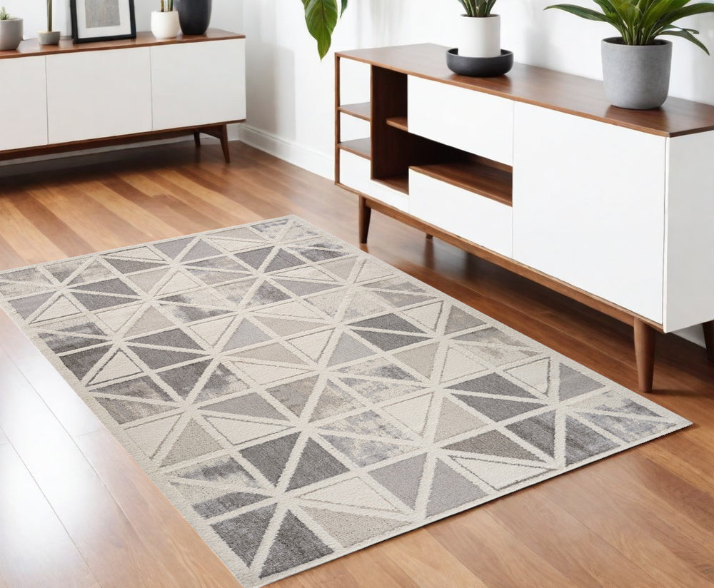 Homeroots 4' X 6' Gray And Cream Geometric Distressed Area Rug  Polypropylene 558479