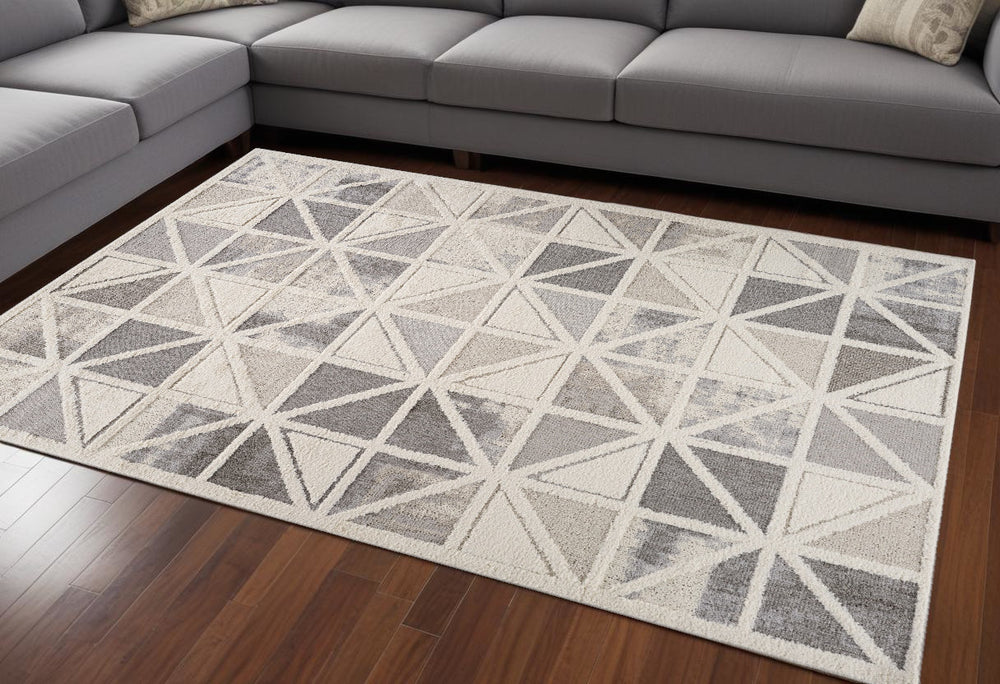 Homeroots 7' X 10' Gray And Cream Geometric Distressed Area Rug  Polypropylene 558481