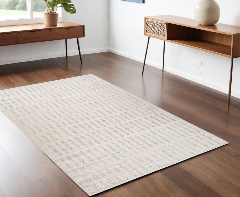 Homeroots 4' X 6' Gray And Beige Geometric Distressed Area Rug  Polyester 558514