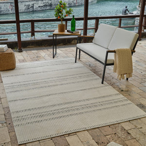 HomeRoots 4' Cream and Beige Striped Distressed Rug – Stylish Indoor/Outdoor Design for Versatile Spaces 4' X 6' 558802