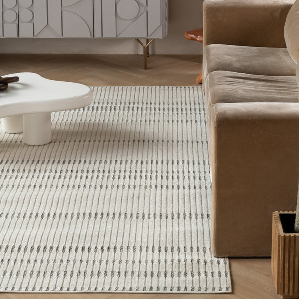 HomeRoots 4' Cream and Beige Striped Distressed Rug – Stylish Indoor/Outdoor Design for Versatile Spaces 6' X 9' 558804