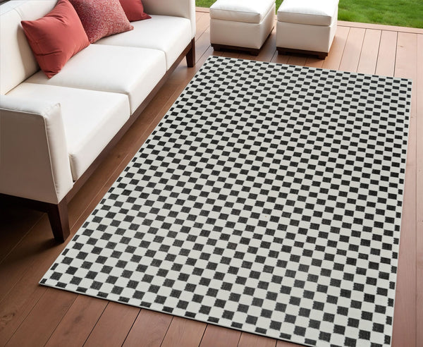 Homeroots 4' X 6' Black And White Geometric Distressed Indoor Outdoor Area Rug  Polypropylene 558809