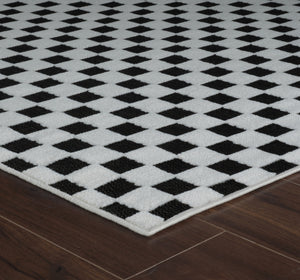 Homeroots 4' X 6' Black And White Geometric Distressed Indoor Outdoor Area Rug  Polypropylene 558809