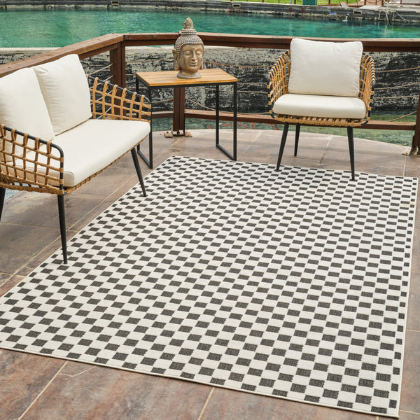 Homeroots 5' X 7' Black And White Geometric Distressed Indoor Outdoor Area Rug  Polypropylene 558810