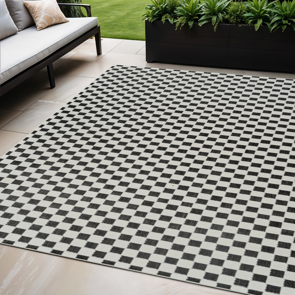 Homeroots 5' X 7' Black And White Geometric Distressed Indoor Outdoor Area Rug  Polypropylene 558810